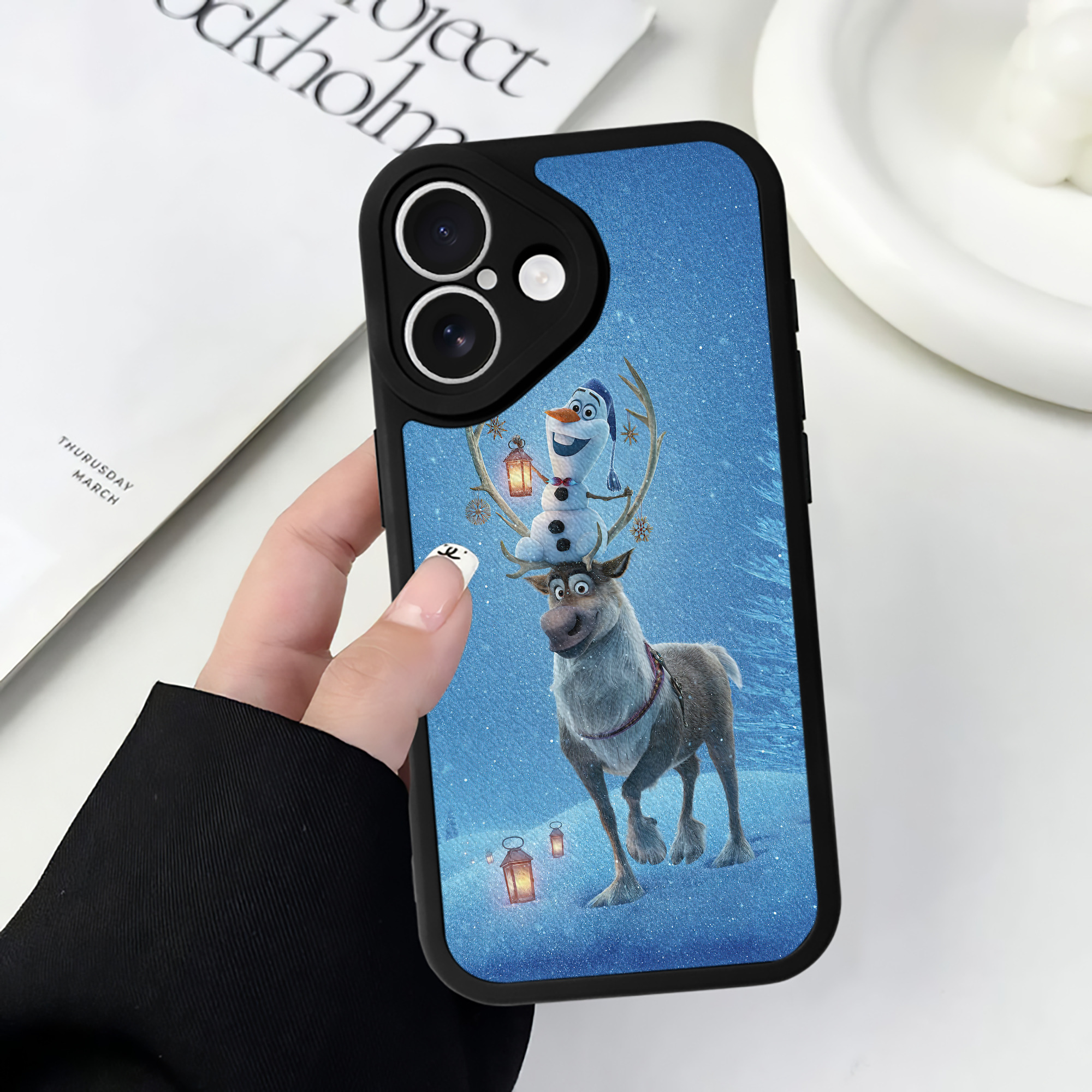 （画像用） アナと雪の女王 アンナ エルサ Frozen Anna Elsa 【iPhone 16シリーズ対応】シリコンスマホケース（レザー調） 材質：シリコン